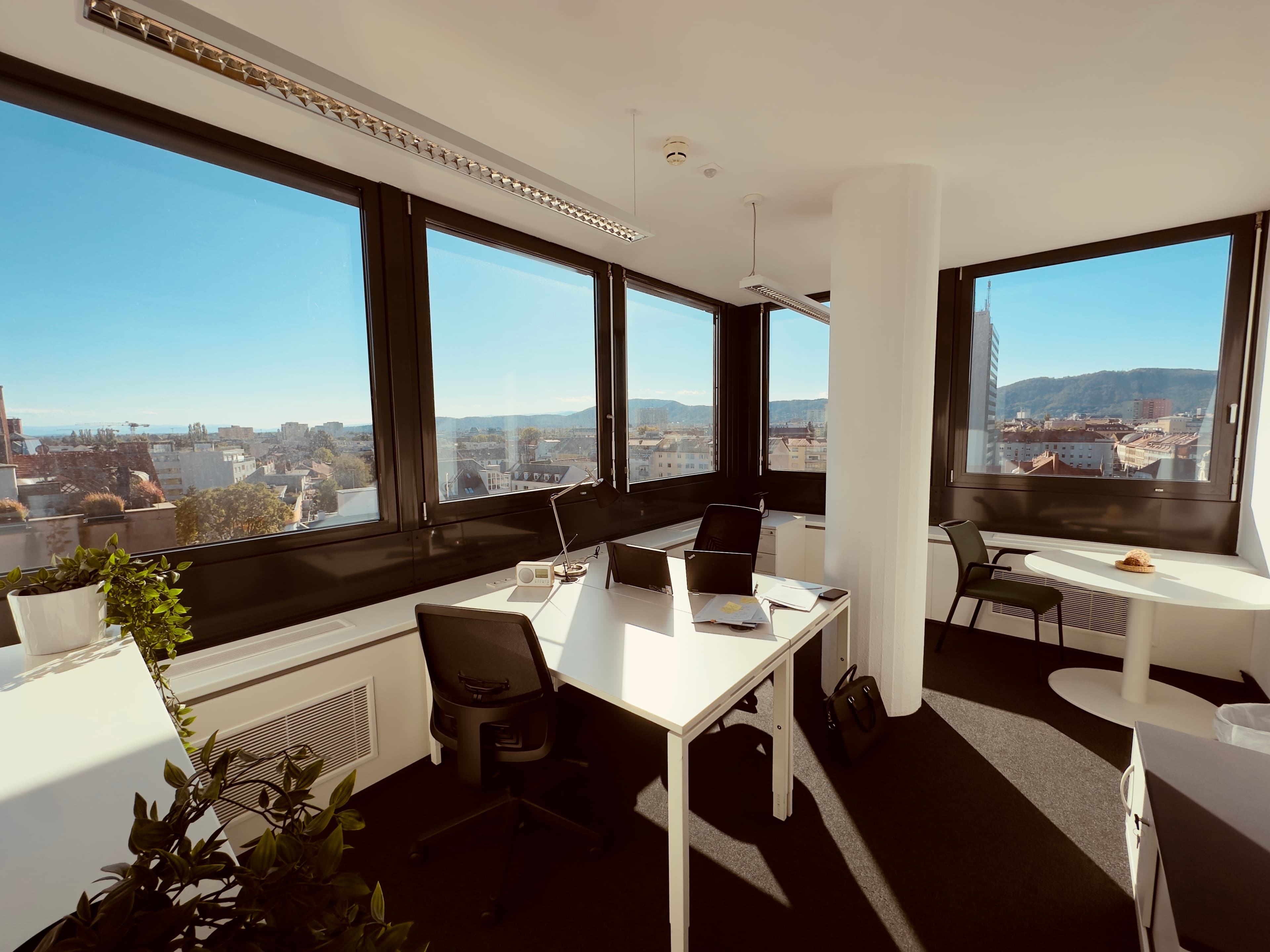 Moderne Kanzlei / Büro mit Glasfront
